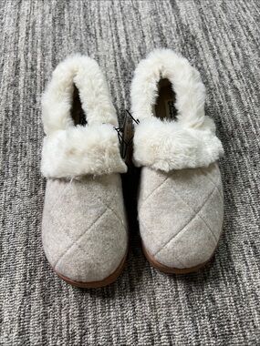 dearfoams Cream Quilted Faux-Fur Clog Slippers Size M